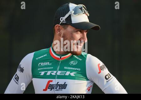 Der Italiener Giacomo Nizzolo vom Trek - Segafredo Team gewinnt die Eröffnungsphase der zweiten Abu Dhabi Tour, als er John Degenkolb (Team Giant - Alpecin) und Mark Cavendish (Team Dimension Data) übertraf. Am Donnerstag, den 20. Oktober 2016, in Madinat Zayed, Abu Dhabi, VAE. Foto von Artur Widak *** Bitte nutzen Sie die Gutschrift aus dem Kreditfeld *** Stockfoto