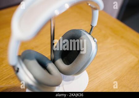 Paris, Frankreich - 28. Okt 2022: Neue Apple AirPods Max Silberfarbe - Blick von oben - flacher Fokus Stockfoto