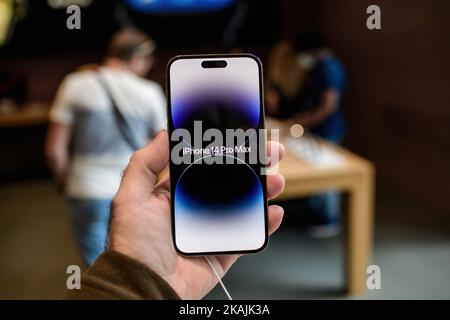 Paris, Frankreich - 28. Oktober 2022: Vorderansicht des neuen Apple Computers iPhone 14 pro - unscharfe Hintergrundunschärfe mit Kunden, die im Apple Store einkaufen Stockfoto