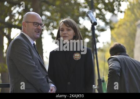 Carey Mulligan (C), Schauspieler und Botschafter für war Child, nimmt am 22. Oktober 2016 an der „Rallye für Aleppo“ vor der Downing Street in London, England, Teil. Der Protest wurde zur Unterstützung der Menschen in Aleppo, Syrien, und zum Versuch, die Gewalt in der Region zu stoppen, abgehalten. Die Demonstration wurde von Amnesty International UK, Avaaz, Big Heart, Council on Arab British Understanding (CAABU), CARE International UK, Christian Aid, Doctors of the World UK, Human Appeal, International Rescue Committee UK, Syria Relief, The Syria Campaign, war Child, ChildrenPlus und WATAN organisiert. (Foto von Jonathan Nicholson/nur Stockfoto