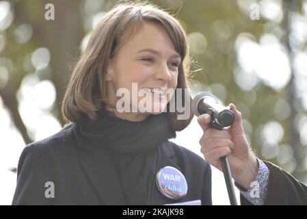 Carey Mulligan, Schauspieler und Botschafter für war Child, spricht bei der „Rallye für Aleppo“ vor der Downing Street am 22. Oktober 2016 in London, England. Der Protest wurde zur Unterstützung der Menschen in Aleppo, Syrien, und zum Versuch, die Gewalt in der Region zu stoppen, abgehalten. Die Demonstration wurde von Amnesty International UK, Avaaz, Big Heart, Council on Arab British Understanding (CAABU), CARE International UK, Christian Aid, Doctors of the World UK, Human Appeal, International Rescue Committee UK, Syria Relief, The Syria Campaign, war Child, ChildrenPlus und WATAN organisiert. (Foto von Jonathan Nicholson/NurPhoto Stockfoto