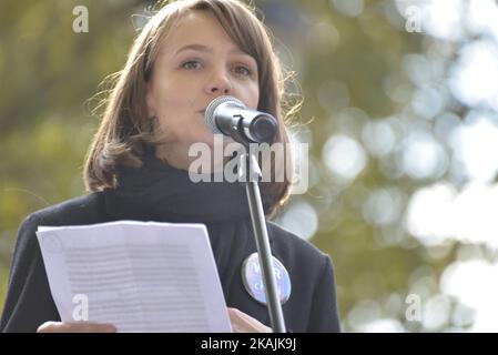 Carey Mulligan, Schauspieler und Botschafter für war Child, spricht bei der „Rallye für Aleppo“ vor der Downing Street am 22. Oktober 2016 in London, England. Der Protest wurde zur Unterstützung der Menschen in Aleppo, Syrien, und zum Versuch, die Gewalt in der Region zu stoppen, abgehalten. Die Demonstration wurde von Amnesty International UK, Avaaz, Big Heart, Council on Arab British Understanding (CAABU), CARE International UK, Christian Aid, Doctors of the World UK, Human Appeal, International Rescue Committee UK, Syria Relief, The Syria Campaign, war Child, ChildrenPlus und WATAN organisiert. (Foto von Jonathan Nicholson/NurPhoto Stockfoto