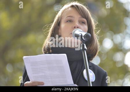 Carey Mulligan, Schauspieler und Botschafter für war Child, spricht bei der „Rallye für Aleppo“ vor der Downing Street am 22. Oktober 2016 in London, England. Der Protest wurde zur Unterstützung der Menschen in Aleppo, Syrien, und zum Versuch, die Gewalt in der Region zu stoppen, abgehalten. Die Demonstration wurde von Amnesty International UK, Avaaz, Big Heart, Council on Arab British Understanding (CAABU), CARE International UK, Christian Aid, Doctors of the World UK, Human Appeal, International Rescue Committee UK, Syria Relief, The Syria Campaign, war Child, ChildrenPlus und WATAN organisiert. (Foto von Jonathan Nicholson/NurPhoto Stockfoto