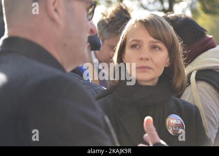 Carey Mulligan (R), Schauspieler und Botschafter für war Child, nimmt am 22. Oktober 2016 an der „Rallye für Aleppo“ vor der Downing Street in London, England, Teil. Der Protest wurde zur Unterstützung der Menschen in Aleppo, Syrien, und zum Versuch, die Gewalt in der Region zu stoppen, abgehalten. Die Demonstration wurde von Amnesty International UK, Avaaz, Big Heart, Council on Arab British Understanding (CAABU), CARE International UK, Christian Aid, Doctors of the World UK, Human Appeal, International Rescue Committee UK, Syria Relief, The Syria Campaign, war Child, ChildrenPlus und WATAN organisiert. (Foto von Jonathan Nicholson/nur Stockfoto