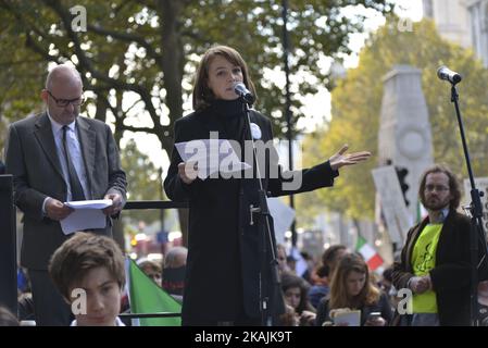 Carey Mulligan, Schauspieler und Botschafter für war Child, spricht bei der „Rallye für Aleppo“ vor der Downing Street am 22. Oktober 2016 in London, England. Der Protest wurde zur Unterstützung der Menschen in Aleppo, Syrien, und zum Versuch, die Gewalt in der Region zu stoppen, abgehalten. Die Demonstration wurde von Amnesty International UK, Avaaz, Big Heart, Council on Arab British Understanding (CAABU), CARE International UK, Christian Aid, Doctors of the World UK, Human Appeal, International Rescue Committee UK, Syria Relief, The Syria Campaign, war Child, ChildrenPlus und WATAN organisiert. (Foto von Jonathan Nicholson/NurPhoto Stockfoto