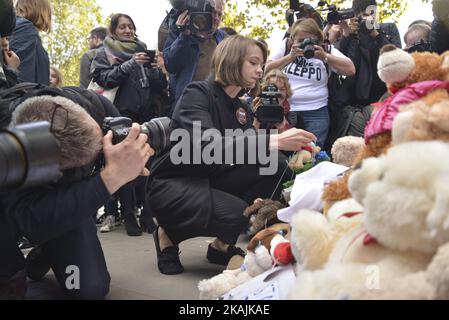 Carey Mulligan, Schauspieler und Botschafter für war Child, nimmt am 22. Oktober 2016 in London, England, an der „Rallye für Aleppo“ vor der Downing Street Teil. Der Protest wurde zur Unterstützung der Menschen in Aleppo, Syrien, und zum Versuch, die Gewalt in der Region zu stoppen, abgehalten. Die Demonstration wurde von Amnesty International UK, Avaaz, Big Heart, Council on Arab British Understanding (CAABU), CARE International UK, Christian Aid, Doctors of the World UK, Human Appeal, International Rescue Committee UK, Syria Relief, The Syria Campaign, war Child, ChildrenPlus und WATAN organisiert. (Foto von Jonathan Nicholson/Nu Stockfoto