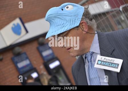 Stephen Pennells protestiert am 24. Oktober 2016 vor einer Zweigstelle der Barclays Bank in Manchester, England, gegen die Beteiligung von Barclays an Third Energy und der "Fracking"-Industrie. Die Aktion von Stephen Pennells war ein Akt der Solidarität mit den Menschen in North Yorkshire, wo Third Energy (97 % im Besitz von Barclays) vorschlägt, gegen die lokale Opposition hydraulisch für Schiefergas aufzubrechen. (Foto von Jonathan Nicholson/NurPhoto) *** Bitte nutzen Sie die Gutschrift aus dem Kreditfeld *** Stockfoto