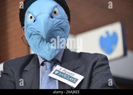 Stephen Pennells protestiert am 24. Oktober 2016 vor einer Zweigstelle der Barclays Bank in Manchester, England, gegen die Beteiligung von Barclays an Third Energy und der "Fracking"-Industrie. Die Aktion von Stephen Pennells war ein Akt der Solidarität mit den Menschen in North Yorkshire, wo Third Energy (97 % im Besitz von Barclays) vorschlägt, gegen die lokale Opposition hydraulisch für Schiefergas aufzubrechen. (Foto von Jonathan Nicholson/NurPhoto) *** Bitte nutzen Sie die Gutschrift aus dem Kreditfeld *** Stockfoto