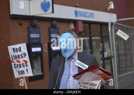 Stephen Pennells protestiert am 24. Oktober 2016 vor einer Zweigstelle der Barclays Bank in Manchester, England, gegen die Beteiligung von Barclays an Third Energy und der "Fracking"-Industrie. Die Aktion von Stephen Pennells war ein Akt der Solidarität mit den Menschen in North Yorkshire, wo Third Energy (97 % im Besitz von Barclays) vorschlägt, gegen die lokale Opposition hydraulisch für Schiefergas aufzubrechen. (Foto von Jonathan Nicholson/NurPhoto) *** Bitte nutzen Sie die Gutschrift aus dem Kreditfeld *** Stockfoto