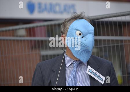 Stephen Pennells protestiert am 24. Oktober 2016 vor einer Zweigstelle der Barclays Bank in Manchester, England, gegen die Beteiligung von Barclays an Third Energy und der "Fracking"-Industrie. Die Aktion von Stephen Pennells war ein Akt der Solidarität mit den Menschen in North Yorkshire, wo Third Energy (97 % im Besitz von Barclays) vorschlägt, gegen die lokale Opposition hydraulisch für Schiefergas aufzubrechen. (Foto von Jonathan Nicholson/NurPhoto) *** Bitte nutzen Sie die Gutschrift aus dem Kreditfeld *** Stockfoto