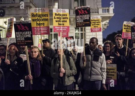 Eine Gruppe von Demonstranten, die sich für Migranten einsetzen, protestieren am 24. Oktober 2016 vor der französischen Botschaft in London, um gegen die Schließung des Flüchtlingslagers in Calais, Frankreich, zu protestieren. (Foto von Jay Shaw Baker/NurPhoto) *** Bitte nutzen Sie die Gutschrift aus dem Kreditfeld *** Stockfoto