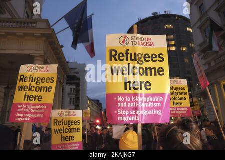 Eine Gruppe von Demonstranten, die sich für Migranten einsetzen, protestieren am 24. Oktober 2016 vor der französischen Botschaft in London, um gegen die Schließung des Flüchtlingslagers in Calais, Frankreich, zu protestieren. (Foto von Jay Shaw Baker/NurPhoto) *** Bitte nutzen Sie die Gutschrift aus dem Kreditfeld *** Stockfoto