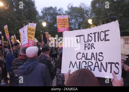 Eine Gruppe von Demonstranten, die sich für Migranten einsetzen, protestieren am 24. Oktober 2016 vor der französischen Botschaft in London, um gegen die Schließung des Flüchtlingslagers in Calais, Frankreich, zu protestieren. (Foto von Jay Shaw Baker/NurPhoto) *** Bitte nutzen Sie die Gutschrift aus dem Kreditfeld *** Stockfoto