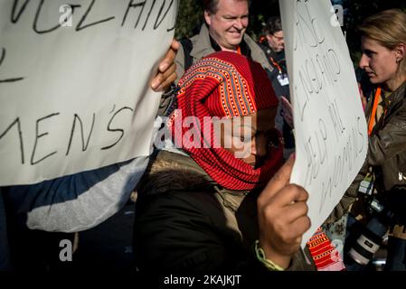 Eine Gruppe weiblicher Migranten demonstriert am 25. Oktober 2016 auf der Straße entlang des Dschungels in Calais, Frankreich. Da sie vom Innenministerium eine Hilfe versprochen hatten, die im Vereinigten Königreich akzeptiert werden sollte, beschlossen sie, mit ihren Gesichtern für die meisten von ihnen bedeckt, ihre Frustation während der letzten Tage des Dschungels auf die Medien zu schießen. (Foto von Guillaume Pinon/NurPhoto) *** Bitte nutzen Sie die Gutschrift aus dem Kreditfeld *** Stockfoto