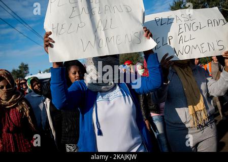 Eine Gruppe weiblicher Migranten demonstriert am 25. Oktober 2016 auf der Straße entlang des Dschungels in Calais, Frankreich. Da sie vom Innenministerium eine Hilfe versprochen hatten, die im Vereinigten Königreich akzeptiert werden sollte, beschlossen sie, mit ihren Gesichtern für die meisten von ihnen bedeckt, ihre Frustation während der letzten Tage des Dschungels auf die Medien zu schießen. (Foto von Guillaume Pinon/NurPhoto) *** Bitte nutzen Sie die Gutschrift aus dem Kreditfeld *** Stockfoto