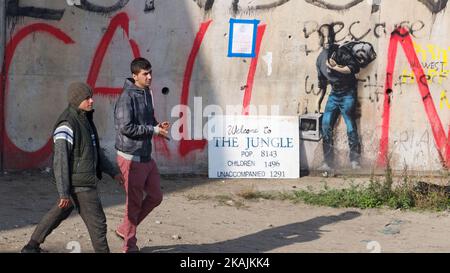 Die Migranten beginnen, das Dschungellager zu verlassen, bevor die Behörden am 25. Oktober 2016 in Calais, Frankreich, das Gelände abreißen. Polizei und Beamte in Frankreich bereiten sich darauf vor, das Flüchtlingslager „Dschungel“ in Calais zu räumen. Schätzungsweise 7.000 Menschen leben in dem Lager unter unqualiden Bedingungen. (Foto von Gail Orenstein/NurPhoto) *** Bitte nutzen Sie die Gutschrift aus dem Kreditfeld *** Stockfoto