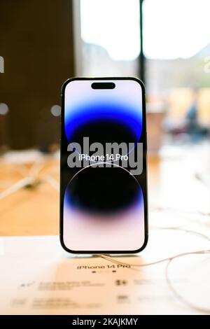 Paris, Frankreich - 28. Oktober 2022: Vorderansicht des neuen Apple Computers iPhone 14 pro - Unschärfe-Unschärfe-Hintergrund Stockfoto