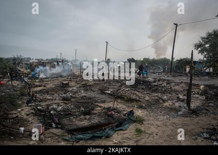 Chaotische Szenen des Dschungels, nach vielen Bränden, die am 26. Oktober 2016 in Calais, Frankreich, aufgestellt wurden. Den ganzen Tag über wurden rund um das Lager Brände aufgestellt. Viele Zelte, Geschäfte wurden verbrannt. Die Feuerwehr konnte mit Unterstützung der französischen Polizei die Situation unter Kontrolle halten. Allerdings wurde gegen 1 Uhr der Dschungel evakuiert, um alle zu schützen. (Foto von Guillaume Pinon/NurPhoto) *** Bitte nutzen Sie die Gutschrift aus dem Kreditfeld *** Stockfoto