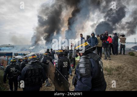 Chaotische Szenen des Dschungels, nach vielen Bränden, die am 26. Oktober 2016 in Calais, Frankreich, aufgestellt wurden. Den ganzen Tag über wurden rund um das Lager Brände aufgestellt. Viele Zelte, Geschäfte wurden verbrannt. Die Feuerwehr konnte mit Unterstützung der französischen Polizei die Situation unter Kontrolle halten. Allerdings wurde gegen 1 Uhr der Dschungel evakuiert, um alle zu schützen. (Foto von Guillaume Pinon/NurPhoto) *** Bitte nutzen Sie die Gutschrift aus dem Kreditfeld *** Stockfoto