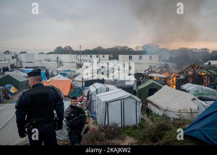 Chaotische Szenen des Dschungels, nach vielen Bränden, die am 26. Oktober 2016 in Calais, Frankreich, aufgestellt wurden. Den ganzen Tag über wurden rund um das Lager Brände aufgestellt. Viele Zelte, Geschäfte wurden verbrannt. Die Feuerwehr konnte mit Unterstützung der französischen Polizei die Situation unter Kontrolle halten. Allerdings wurde gegen 1 Uhr der Dschungel evakuiert, um alle zu schützen. (Foto von Guillaume Pinon/NurPhoto) *** Bitte nutzen Sie die Gutschrift aus dem Kreditfeld *** Stockfoto