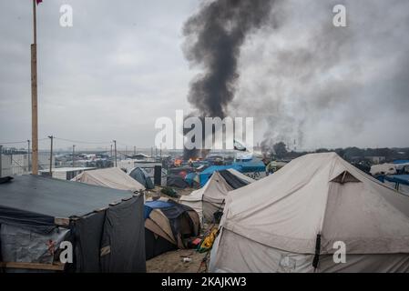 Chaotische Szenen des Dschungels, nach vielen Bränden, die am 26. Oktober 2016 in Calais, Frankreich, aufgestellt wurden. Den ganzen Tag über wurden rund um das Lager Brände aufgestellt. Viele Zelte, Geschäfte wurden verbrannt. Die Feuerwehr konnte mit Unterstützung der französischen Polizei die Situation unter Kontrolle halten. Allerdings wurde gegen 1 Uhr der Dschungel evakuiert, um alle zu schützen. (Foto von Guillaume Pinon/NurPhoto) *** Bitte nutzen Sie die Gutschrift aus dem Kreditfeld *** Stockfoto