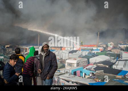 Chaotische Szenen des Dschungels, nach vielen Bränden, die am 26. Oktober 2016 in Calais, Frankreich, aufgestellt wurden. Den ganzen Tag über wurden rund um das Lager Brände aufgestellt. Viele Zelte, Geschäfte wurden verbrannt. Die Feuerwehr konnte mit Unterstützung der französischen Polizei die Situation unter Kontrolle halten. Allerdings wurde gegen 1 Uhr der Dschungel evakuiert, um alle zu schützen. (Foto von Guillaume Pinon/NurPhoto) *** Bitte nutzen Sie die Gutschrift aus dem Kreditfeld *** Stockfoto