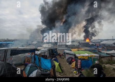 Chaotische Szenen des Dschungels, nach vielen Bränden, die am 26. Oktober 2016 in Calais, Frankreich, aufgestellt wurden. Den ganzen Tag über wurden rund um das Lager Brände aufgestellt. Viele Zelte, Geschäfte wurden verbrannt. Die Feuerwehr konnte mit Unterstützung der französischen Polizei die Situation unter Kontrolle halten. Allerdings wurde gegen 1 Uhr der Dschungel evakuiert, um alle zu schützen. (Foto von Guillaume Pinon/NurPhoto) *** Bitte nutzen Sie die Gutschrift aus dem Kreditfeld *** Stockfoto