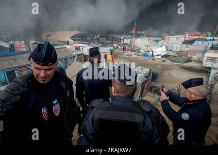 Chaotische Szenen des Dschungels, nach vielen Bränden, die am 26. Oktober 2016 in Calais, Frankreich, aufgestellt wurden. Den ganzen Tag über wurden rund um das Lager Brände aufgestellt. Viele Zelte, Geschäfte wurden verbrannt. Die Feuerwehr konnte mit Unterstützung der französischen Polizei die Situation unter Kontrolle halten. Allerdings wurde gegen 1 Uhr der Dschungel evakuiert, um alle zu schützen. (Foto von Guillaume Pinon/NurPhoto) *** Bitte nutzen Sie die Gutschrift aus dem Kreditfeld *** Stockfoto