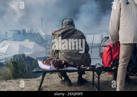 Chaotische Szenen des Dschungels, nach vielen Bränden, die am 26. Oktober 2016 in Calais, Frankreich, aufgestellt wurden. Den ganzen Tag über wurden rund um das Lager Brände aufgestellt. Viele Zelte, Geschäfte wurden verbrannt. Die Feuerwehr konnte mit Unterstützung der französischen Polizei die Situation unter Kontrolle halten. Allerdings wurde gegen 1 Uhr der Dschungel evakuiert, um alle zu schützen. (Foto von Guillaume Pinon/NurPhoto) *** Bitte nutzen Sie die Gutschrift aus dem Kreditfeld *** Stockfoto