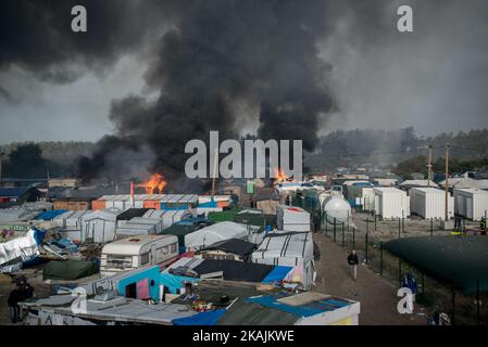 Chaotische Szenen des Dschungels, nach vielen Bränden, die am 26. Oktober 2016 in Calais, Frankreich, aufgestellt wurden. Den ganzen Tag über wurden rund um das Lager Brände aufgestellt. Viele Zelte, Geschäfte wurden verbrannt. Die Feuerwehr konnte mit Unterstützung der französischen Polizei die Situation unter Kontrolle halten. Allerdings wurde gegen 1 Uhr der Dschungel evakuiert, um alle zu schützen. (Foto von Guillaume Pinon/NurPhoto) *** Bitte nutzen Sie die Gutschrift aus dem Kreditfeld *** Stockfoto