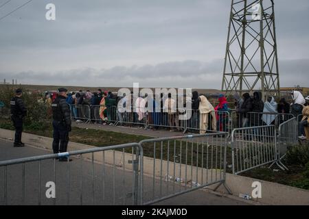 Ab 4 Uhr morgens kamen die ersten Migraner am Eingang des Lagers an. Es wurde mit langen Wartezeiten gerechnet. Calais, Frankreich am 26. Oktober 2016. (Foto von Guillaume Pinon/NurPhoto) *** Bitte nutzen Sie die Gutschrift aus dem Kreditfeld *** Stockfoto