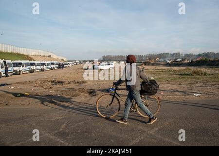 Migranten, die in den Dschungel und aus dem Dschungel gehen. Es ist eine totale Verwirrung. Calais 27 /10/2016 Stockfoto