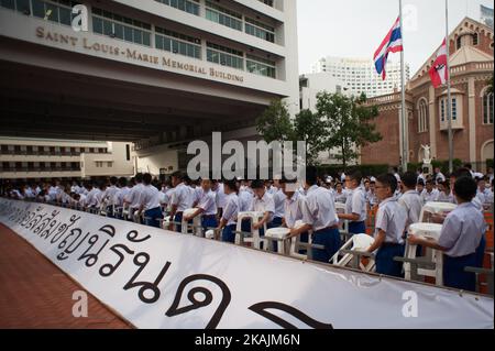 Rund 1.250 Studenten des Assumption College legen ihre Karten um, um ein Bild von Thailands verstorbener König Bhumibol Adulyadej zu bilden, zu dessen Ehren er am 28. Oktober in Bangkok, Thailand, 2016. . Stockfoto