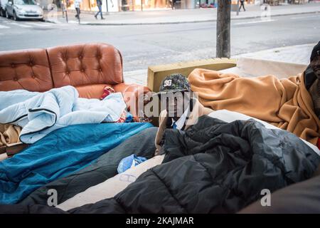 Migranten, die am 15. Oktober 2016 in Zelten in der Avenue des Flandres in Paris, Frankreich, schlafen. Viele Migranten aus dem Sudan, Afgahnistan und Erithrea leben in der U-Bahnstation Stalingrade in Paris. (Foto von Guillaume Pinon/NurPhoto) *** Bitte nutzen Sie die Gutschrift aus dem Kreditfeld *** Stockfoto