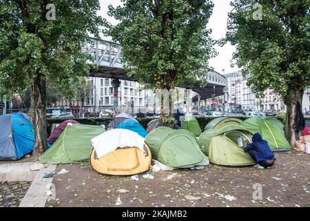 Migranten, die am 15. Oktober 2016 in Zelten in der Avenue des Flandres in Paris, Frankreich, schlafen. Viele Migranten aus dem Sudan, Afgahnistan und Erithrea leben in der U-Bahnstation Stalingrade in Paris. (Foto von Guillaume Pinon/NurPhoto) *** Bitte nutzen Sie die Gutschrift aus dem Kreditfeld *** Stockfoto
