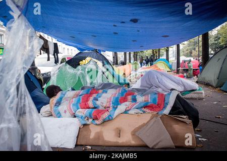 Migranten, die am 15. Oktober 2016 in Zelten in der Avenue des Flandres in Paris, Frankreich, schlafen. Viele Migranten aus dem Sudan, Afgahnistan und Erithrea leben in der U-Bahnstation Stalingrade in Paris. (Foto von Guillaume Pinon/NurPhoto) *** Bitte nutzen Sie die Gutschrift aus dem Kreditfeld *** Stockfoto