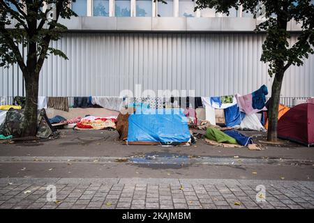 Migranten, die am 15. Oktober 2016 in Zelten in der Avenue des Flandres in Paris, Frankreich, schlafen. Viele Migranten aus dem Sudan, Afgahnistan und Erithrea leben in der U-Bahnstation Stalingrade in Paris. (Foto von Guillaume Pinon/NurPhoto) *** Bitte nutzen Sie die Gutschrift aus dem Kreditfeld *** Stockfoto
