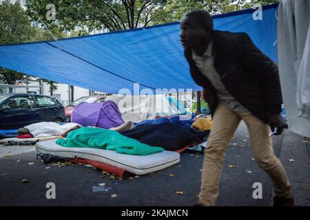 Migranten, die am 15. Oktober 2016 in Zelten in der Avenue des Flandres in Paris, Frankreich, schlafen. Viele Migranten aus dem Sudan, Afgahnistan und Erithrea leben in der U-Bahnstation Stalingrade in Paris. (Foto von Guillaume Pinon/NurPhoto) *** Bitte nutzen Sie die Gutschrift aus dem Kreditfeld *** Stockfoto