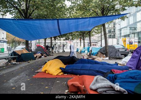 Migranten, die am 15. Oktober 2016 in Zelten in der Avenue des Flandres in Paris, Frankreich, schlafen. Viele Migranten aus dem Sudan, Afgahnistan und Erithrea leben in der U-Bahnstation Stalingrade in Paris. (Foto von Guillaume Pinon/NurPhoto) *** Bitte nutzen Sie die Gutschrift aus dem Kreditfeld *** Stockfoto