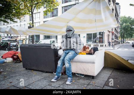 Migranten, die am 15. Oktober 2016 in Zelten in der Avenue des Flandres in Paris, Frankreich, schlafen. Viele Migranten aus dem Sudan, Afgahnistan und Erithrea leben in der U-Bahnstation Stalingrade in Paris. (Foto von Guillaume Pinon/NurPhoto) *** Bitte nutzen Sie die Gutschrift aus dem Kreditfeld *** Stockfoto