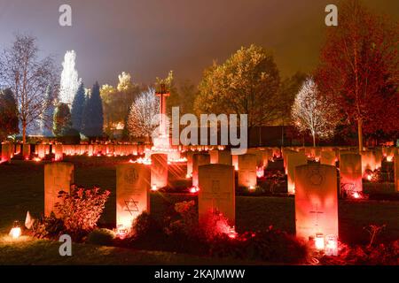 Blick auf brennende Kerzen am Militärdenkmal der Alliierten des Zweiten Weltkriegs auf dem Rakowiecki-Friedhof in Krakau, am Allerheiligen. Der 1.. November in Polen ist ein Tag frei von der Arbeit, und viele Menschen reisen, um die Gräber ihrer Angehörigen zu besuchen. Am Dienstag, den 1.. November 2016, auf dem Rakowicki-Friedhof in Krakau, Polen. Foto von Artur Widak *** Bitte nutzen Sie die Gutschrift aus dem Kreditfeld *** Stockfoto