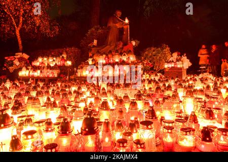 Blick auf Hunderte von Kerzen vor dem Denkmal von Johannes Paul 2 auf dem Rakowiecki Friedhof in Krakau, am Allerheiligen. Der 1.. November in Polen ist ein Tag frei von der Arbeit, und viele Menschen reisen, um die Gräber ihrer Angehörigen zu besuchen. Am Dienstag, den 1.. November 2016, auf dem Rakowicki-Friedhof in Krakau, Polen. Foto von Artur Widak *** Bitte nutzen Sie die Gutschrift aus dem Kreditfeld *** Stockfoto