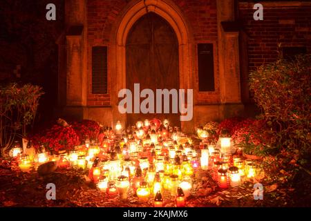 Ein Blick auf brennende Kerzen an einem Grab auf dem Rakowiecki Friedhof in Krakau, am Allerheiligen. Der 1.. November in Polen ist ein Tag frei von der Arbeit, und viele Menschen reisen, um die Gräber ihrer Angehörigen zu besuchen. Am Dienstag, den 1.. November 2016, auf dem Rakowicki-Friedhof in Krakau, Polen. Foto von Artur Widak *** Bitte nutzen Sie die Gutschrift aus dem Kreditfeld *** Stockfoto