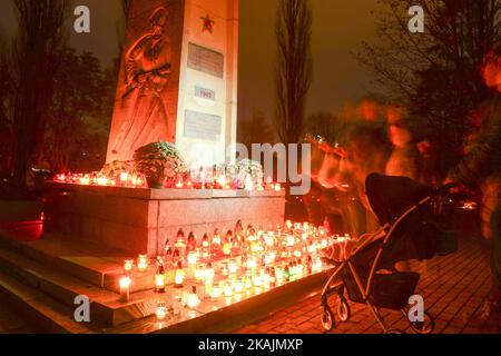 Ein Blick auf brennende Kerzen am russischen Militärdenkmal des Zweiten Weltkriegs auf dem Rakowiecki-Friedhof in Krakau, am Allerheiligen. Der 1.. November in Polen ist ein Tag frei von der Arbeit, und viele Menschen reisen, um die Gräber ihrer Angehörigen zu besuchen. Am Dienstag, den 1.. November 2016, auf dem Rakowicki-Friedhof in Krakau, Polen. Foto von Artur Widak *** Bitte nutzen Sie die Gutschrift aus dem Kreditfeld *** Stockfoto