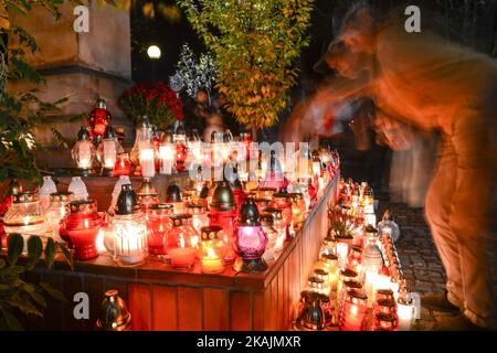 Blick auf beleuchtete Tumben auf dem Rakowiecki Friedhof in Krakau, am Allerheiligen. Der 1.. November in Polen ist ein Tag frei von der Arbeit, und viele Menschen reisen, um die Gräber ihrer Angehörigen zu besuchen. Am Dienstag, den 1.. November 2016, auf dem Rakowicki-Friedhof in Krakau, Polen. Foto von Artur Widak *** Bitte nutzen Sie die Gutschrift aus dem Kreditfeld *** Stockfoto