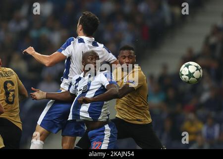 Portos portugiesischer Mittelfeldspieler Danilo Pereira (C) steht während des UEFA Champions League Group G, einem Spiel zwischen dem FC Porto und dem Club Brugge, am 2. November 2016 im Dragao Stadium in Porto vor dem spanischen Verteidiger Ivan Marcano (L) und dem Mittelfeldspieler Ruud Vormer des Club Brugge (R). (Foto von Paulo Oliveira / NurPhoto) *** Bitte benutzen Sie die Gutschrift aus dem Kreditfeld *** Stockfoto