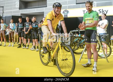 Bernard Hinault, ein ehemaliger französischer Radfahrer, der die Tour de France fünf Mal gewonnen hat, sagt Auf Wiedersehen zu der Tour, die von Peter Sagan vor dem Rennen bei der vierten Ausgabe des Tour de France Saitama Criterium beobachtet wurde. Am Samstag, den 29.. Oktober 2016, in Saitama, Japan. Foto von Artur Widak *** Bitte nutzen Sie die Gutschrift aus dem Kreditfeld *** Stockfoto