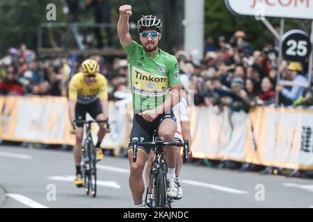 Peter Sagan vom Team Tinkoff feiert seinen Sieg vor dem japanischen Meister Sho Hatsuyuma und Chris Froome vom Team SKY, während des Hauptrennen, ein 57km auf einer Strecke (19 Runden von 3 km), bei der vierten Ausgabe der Tour de France Saitama Criterium. Am Samstag, 29th. Oktober 2016, in Saitama, Japan. Foto von Artur Widak *** Bitte nutzen Sie die Gutschrift aus dem Kreditfeld *** Stockfoto