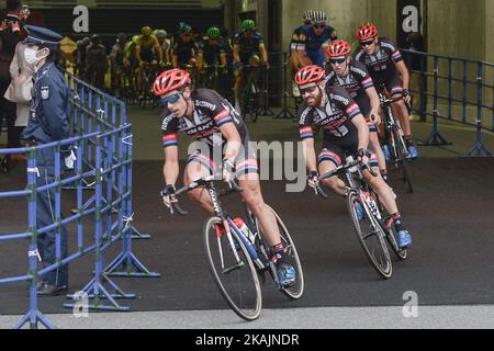 Die Fahrer des Giant-Alpecin Teams führen den pelton während des Hauptrennen, einem 57km auf einer Strecke (19 Runden von 3 km), bei der vierten Ausgabe der Tour de France Saitama Criterium an. Am Samstag, den 29.. Oktober 2016, in Saitama, Japan. Foto von Artur Widak *** Bitte nutzen Sie die Gutschrift aus dem Kreditfeld *** Stockfoto