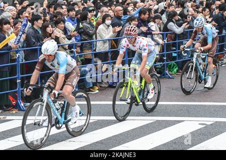 Rafal Majka (Mitte) vom Team Tinkoff steuert den pelton während des Hauptrennen, einem 57km auf einer Strecke (19 Runden von 3 km), bei der vierten Ausgabe der Tour de France Saitama Criterium. Am Samstag, den 29.. Oktober 2016, in Saitama, Japan. Foto von Artur Widak *** Bitte nutzen Sie die Gutschrift aus dem Kreditfeld *** Stockfoto